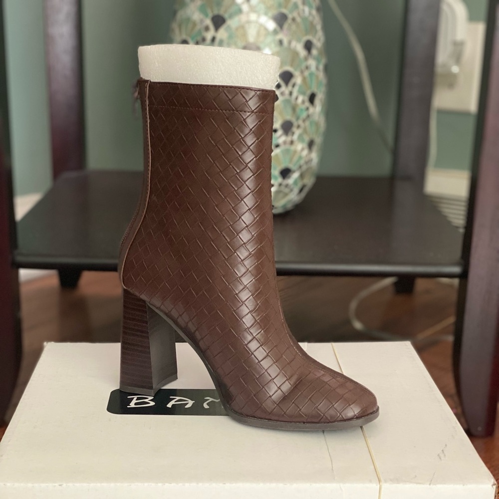 Woman Size 6 Brown Quilted Boots